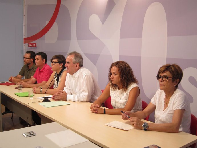 González Tovar, en el centro, durante la rueda de prensa