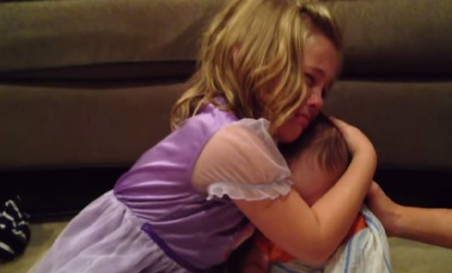 Sadie llora junto a su hermano