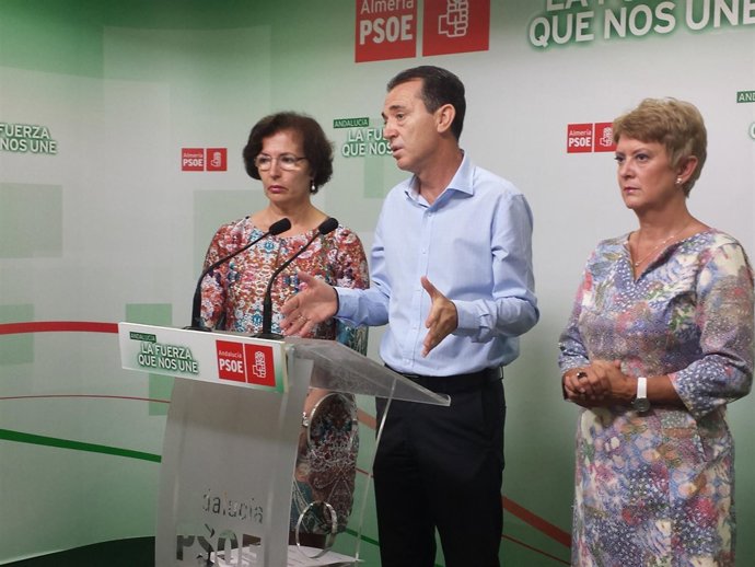 Pérez Navas, en rueda de prensa junto a Gracia Fernández y Consuelo Rumí