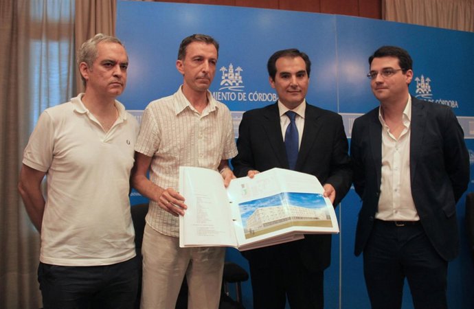 Los arquitectos de la UTE, junto a Nieto y Bellido