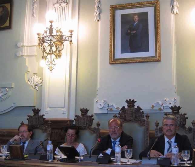 Mesa presidencial del Pleno municipal bajo el nuevo retrato de Felipe VI