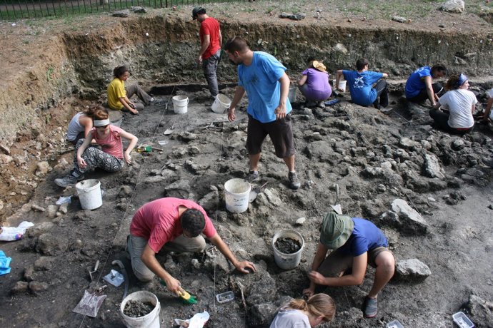 Arqueólogos en el yacimiento de La Draga