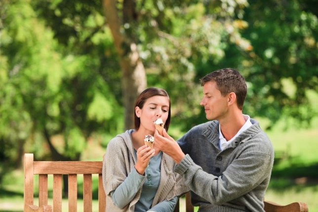 Pareja comiendo, helado