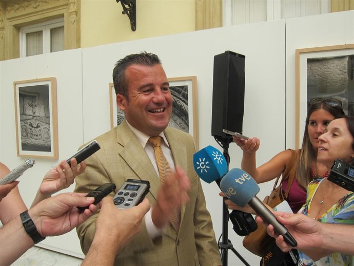 El alcalde de Carboneras, Salvador Hernández (Gicar), atiende a los medios