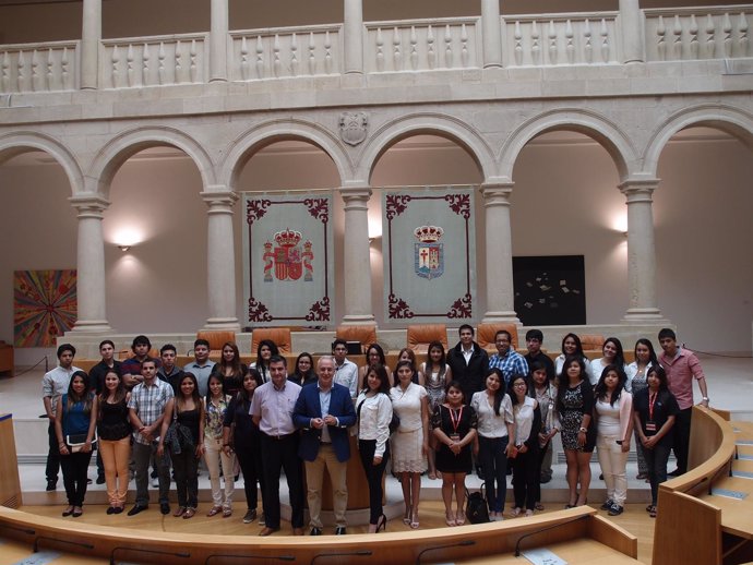 Grupo de alumnos peruanos en el Parlamento de La Rioja