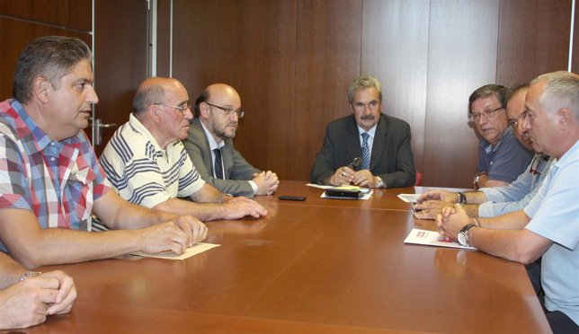 Torre, en el centro, con los representantes sindicales. 
