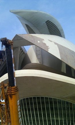 Trabajos para retirar el trencadís de la cubierta del Palau de Les Arts.