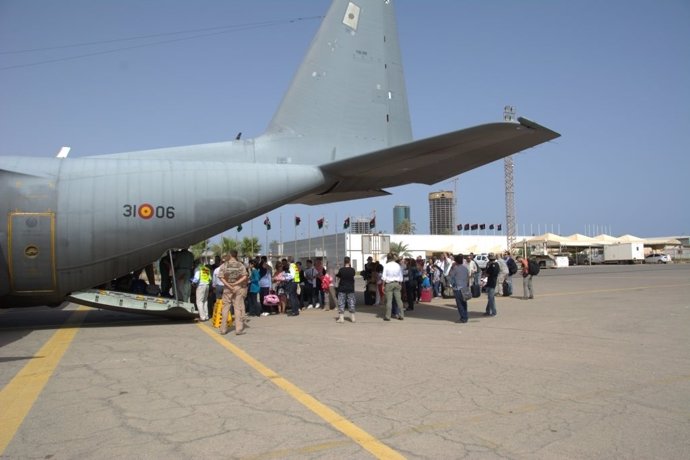 Avión de la Fuerza Aérea en el aeropuerto de Mitiga (Trípoli)