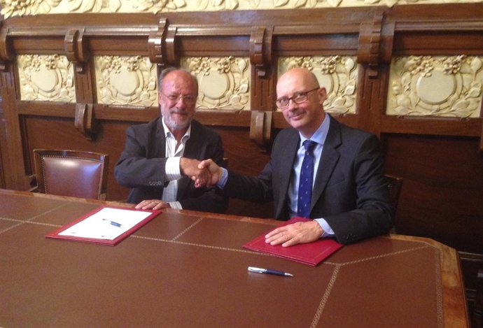 Javier León de la Riva (izq) u Salvador Díez Lloris firman el convenio
