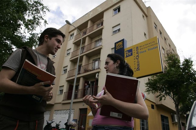 Dos jóvenes junto a la residencia Flora Tristán