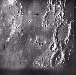 Primera foto en primer plano de la superficie lunar