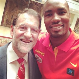 'Selfie' De Rajoy E Ibaka Durante La Recepción En Moncloa