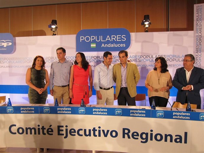 Moreno (centro), junto a Nieto, durante el CER del PP-A en Córdoba