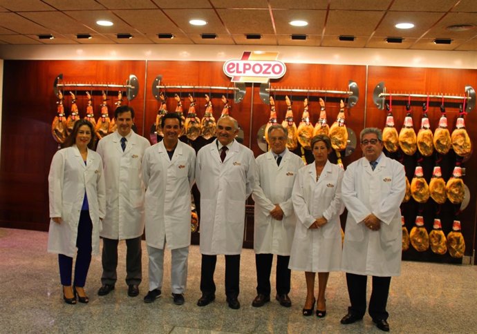 Garre, en el centro, junto a Tomás Fuertes durante la visita