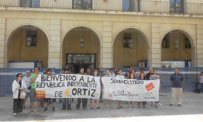 Joves amb Compromís de l'Alacantí ante el Ayuntamiento