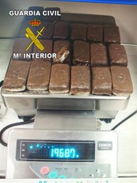 Dos detenidos en el aeropuerto al ser sorprendidos con casi cuatro kilos de hachís