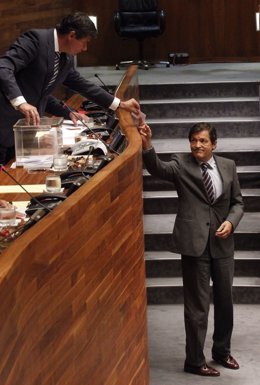 Javier Fernandez y Pedro Sanjurjo en la votación sobre Cajastur