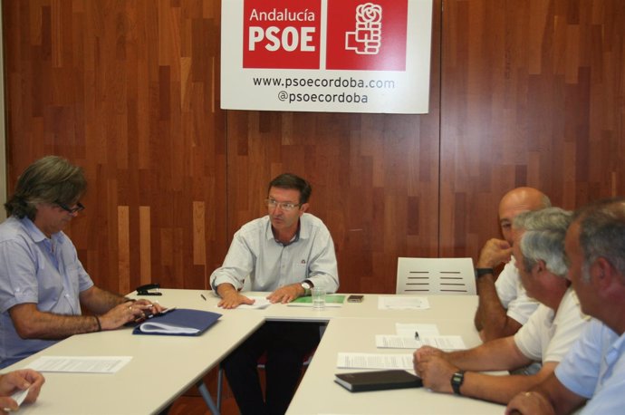 Aguilar (centro) en la reunión con Stop al Paro