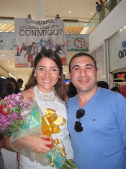 Pareja venezolana prometida en el Centro Comercial Los Arcos.