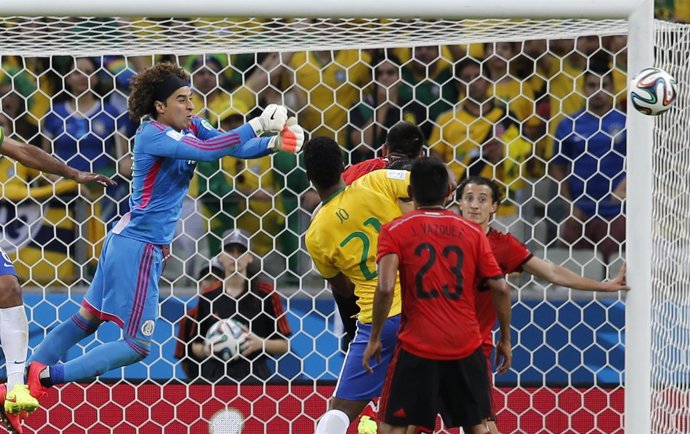 Guillermo Ochoa detiene a Brasil en la segunda jornada