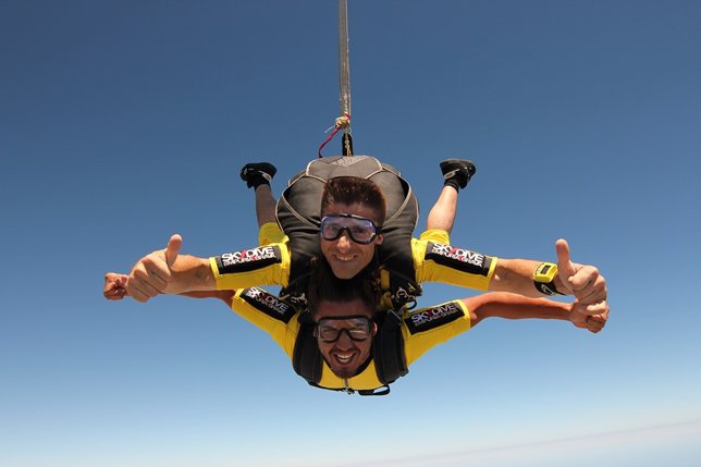 Maxi Iglesias cumple el sueño de su vida, saltar en paracaídas 