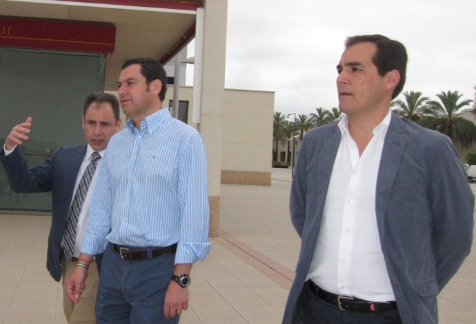 Juanma Moreno con José Antonio Nieto en primer plano