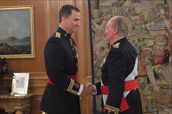 Don Juan Carlos impone a Felipe VI el fajín de capitán general de los Ejércitos