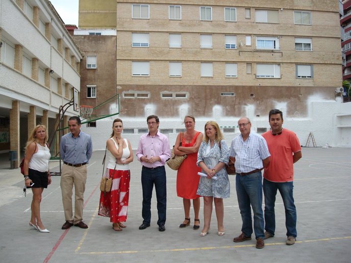 Contreras y Molina, en el centro, visitan el colegio Ramón Calayatud.