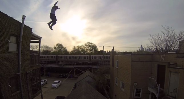 Stuart Swanson salta desde un tejado