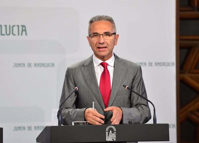 El portavoz del Gobierno, Miguel Ángel Vázquez, en rueda de prensa