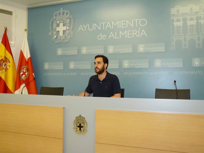 El portavoz municipal, Carlos Sánchez, en rueda de prensa