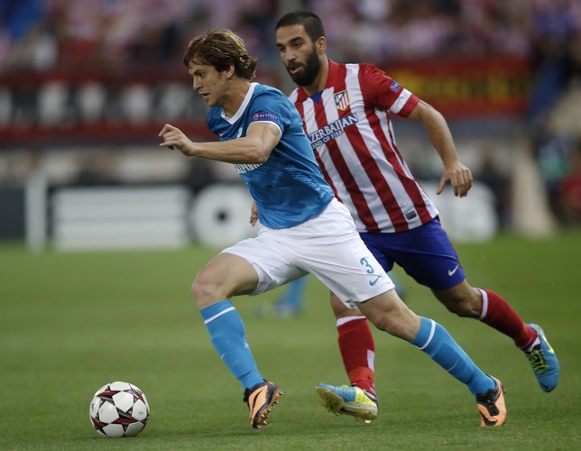 Zenit St.Petersburg's Ansaldi controls the ball in front of Atletico Madrid's Tu