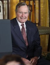 Foto: George W. Bush escribe la biografía de su padre, George H.W. Bush