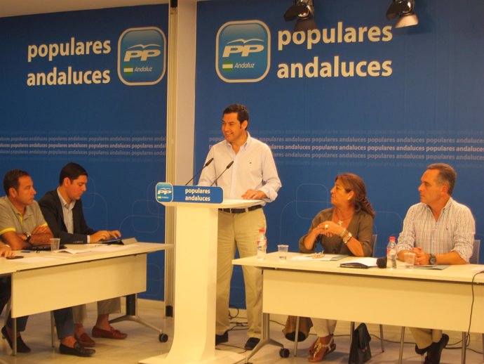 El presidente del PP-A, Juanma Moreno, en reunión con alcaldes del PP de Sevilla