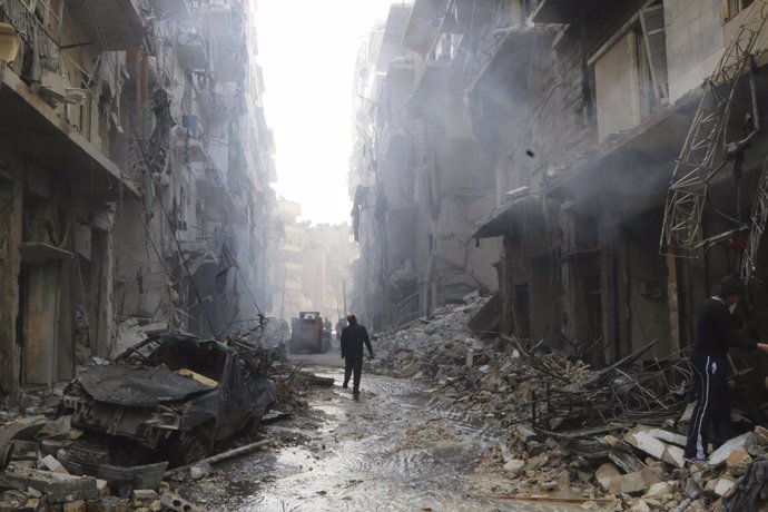 Inspección de daños tras la caída de bombas en Alepo