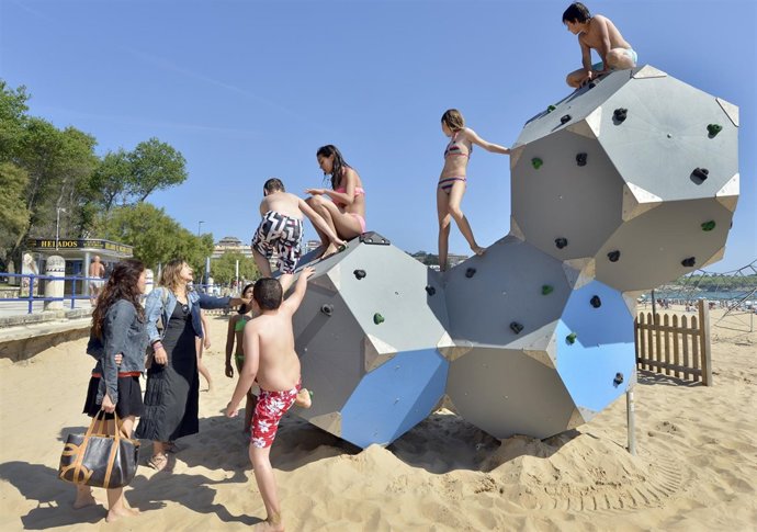 Actividades en los parques infantiles playeros de Santander