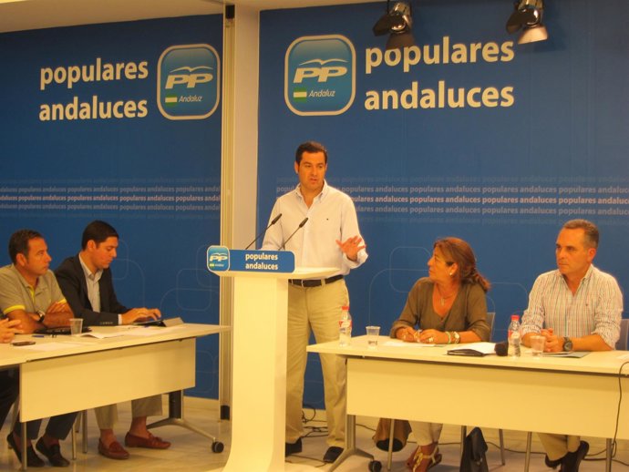 El presidente del PP-A, Juanma Moreno, en reunión con alcaldes del PP de Sevilla