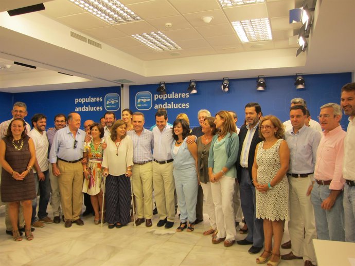 El presidente del PP-A, Juanma Moreno, con alcaldes del PP de Sevilla