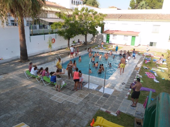 Niños Noria piscina actividades diversión infancia verano 