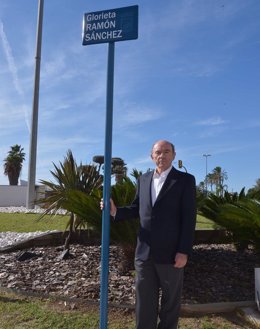 El Ayuntamiento dedica una glorieta a Sánchez García, exdirector de Siemens