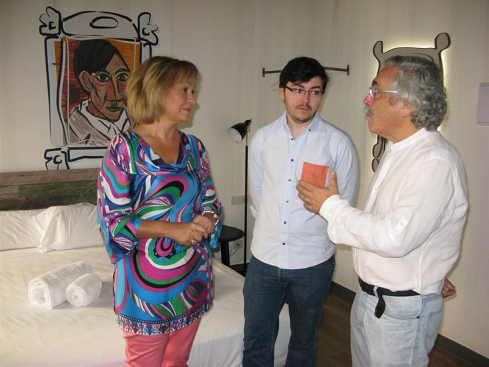 Mariño, en su visita al hostel Room 007 Chueca