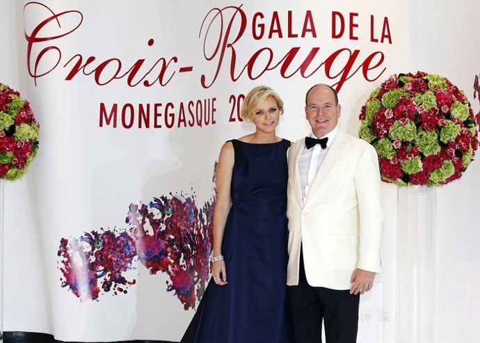 Príncipe Alberto de Mónaco y Charlene de Mónaco luce embarazo Gala Cruz Roja