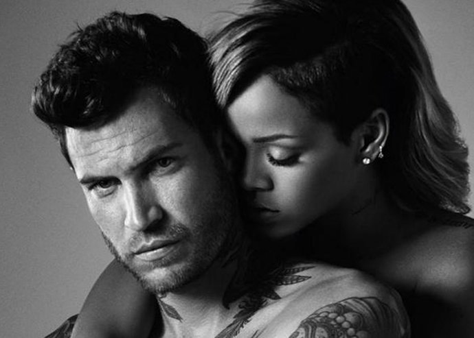 Rihanna anuncia muy sensual y abrazada a un hombre, su nueva fragancia chicos
