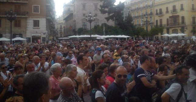 Asistentes a la concentración por el accidente de metro en Valencia