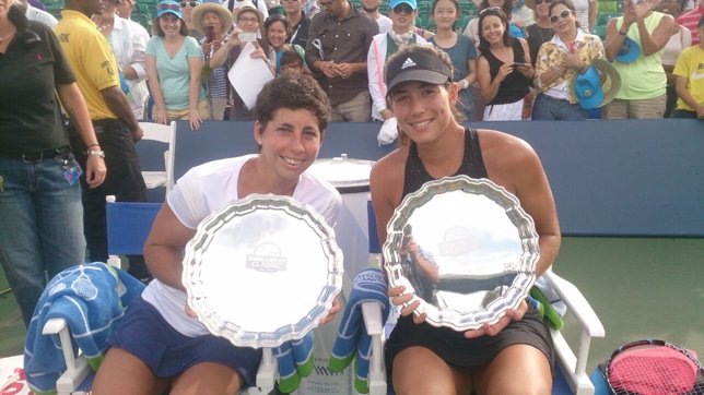 Carla Suárez y Garbiñe Muguruza con su título de dobles en Stanford