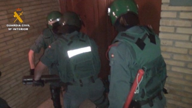 Guardia Civil realizando la entrada en el domicilio del grupo criminal