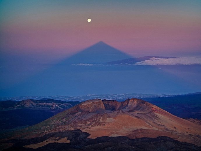 Alineación de la sombra del Teide con la Luna