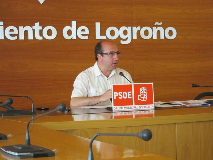 El portavoz socialista, Vicente Urquía, en rueda de prensa