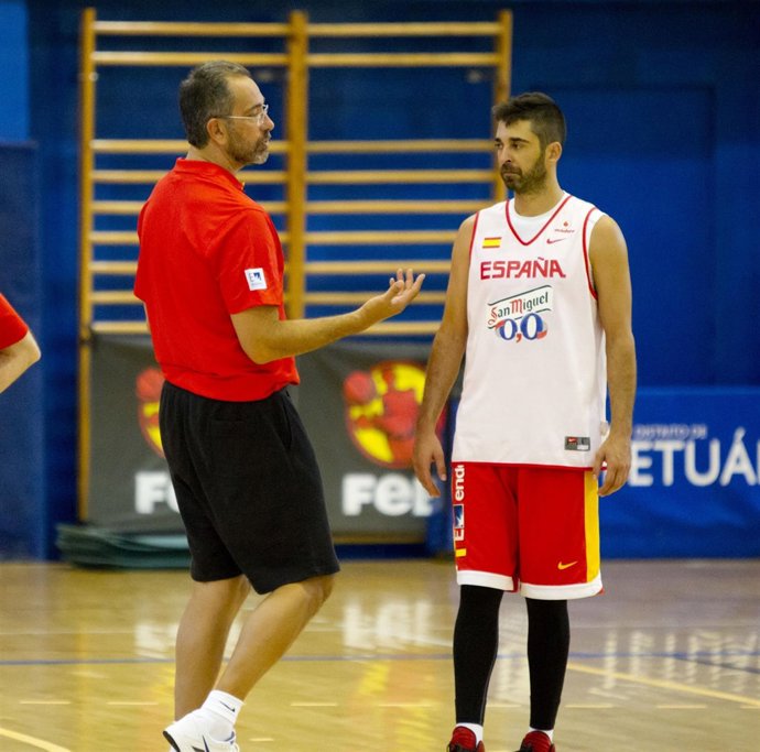 Orenga habla con Navarro en un entrenamiento