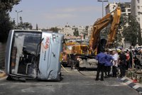 Al menos un civil muerto en un atentado con una excavadora contra un autobús en Jerusalén